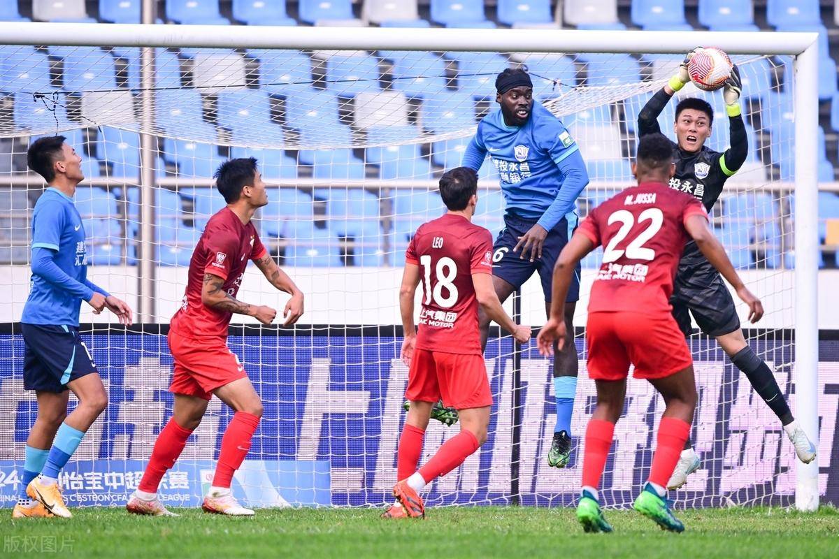 他在接受采 他在接受采